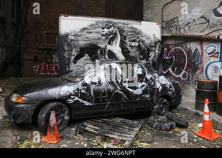 L’artiste de rue Banksy dévoile « Crazy Horse », une peinture en aérosol exécutée sur une porte de voiture près du coin des rues Ludlow et Stanton dans le Lower East Banque D'Images