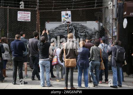 L’artiste de rue Banksy dévoile « Crazy Horse », une peinture en aérosol exécutée sur une porte de voiture près du coin des rues Ludlow et Stanton dans le Lower East Banque D'Images