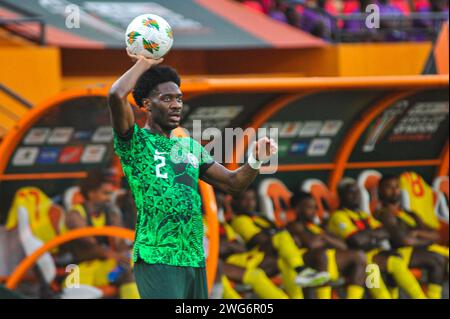 ABIDJAN, CÔTE d'Ivoire - 2 FÉVRIER ; Ola Aina du Nigeria pendant le match de la Coupe d'Afrique des Nations TotalEnergies CAF (AFCON 2023) entre le Nigeria et Ang Banque D'Images