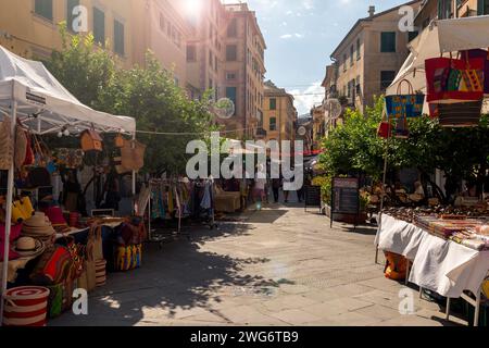 Vue en contre-jour avec des fusées éclairantes du marché de rue pendant la fête de notre-Dame de Montallegro, Rapallo, Gênes, Ligurie, Italie Banque D'Images