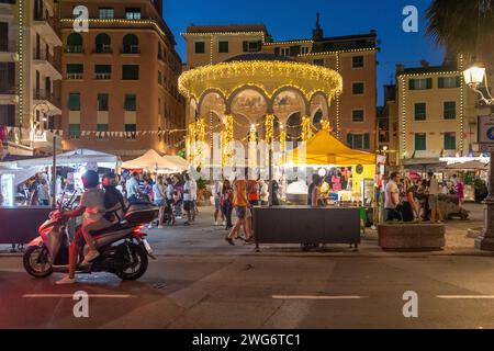 Piazza Martiri della Libertà place avec le marché de rue pendant la fête patronale de juillet dans la nuit, Rapallo, Gênes, Ligurie, Italie Banque D'Images