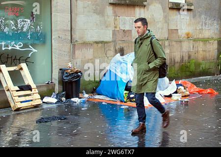 Glasgow, Écosse, Royaume-Uni. 3 février 2024. UK Météo : une journée ennuyeuse a vu des habitants dans les rues du centre-ville. Des sans-abri ont installé un camp dans le centre-ville. Crédit Gerard Ferry/Alamy Live News Banque D'Images