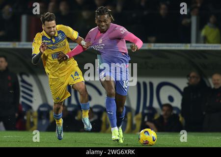 Frosinone, Italie. 03 février 2024. Francesco Gelli, le milieu de terrain italien de Frosinone, défie Rafael Leao, l'attaquant portugais du Milanâ&#x80;&#x99;lors du match de football Serie A entre Frosinone Calcio et AC Milan au stade Benito Stirpe de Frosinone, Italie, le 03 février 2024. Crédit : Agence photo indépendante/Alamy Live News Banque D'Images