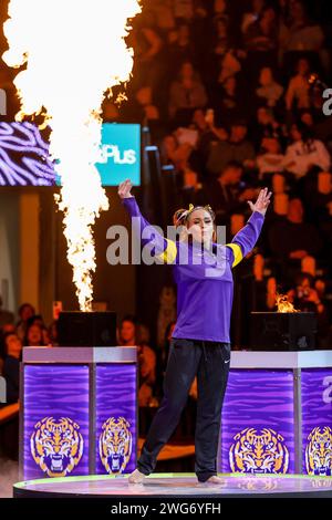 Baton Rouge, LOUISIANE, États-Unis. 02 février 2024. KJ Johnson de la LSU est présenté à la foule avant l'action de gymnastique de la NCAA entre les Razorbacks de l'Arkansas et les Tigers de la LSU au Pete Maravich Assembly Center à Baton Rouge, LOUISIANE. Jonathan Mailhes/CSM/Alamy Live News Banque D'Images