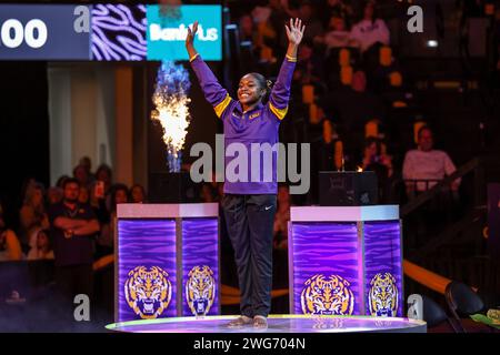 Baton Rouge, LOUISIANE, États-Unis. 02 février 2024. Kiya Johnson de la LSU est présenté à la foule avant l'action de gymnastique de la NCAA entre les Razorbacks de l'Arkansas et les Tigers de la LSU au Pete Maravich Assembly Center à Baton Rouge, LOUISIANE. Jonathan Mailhes/CSM/Alamy Live News Banque D'Images