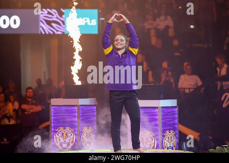 Baton Rouge, LOUISIANE, États-Unis. 02 février 2024. Annie Beard de la LSU est présentée à la foule avant l'action de gymnastique de la NCAA entre les Razorbacks de l'Arkansas et les Tigers de la LSU au Pete Maravich Assembly Center à Baton Rouge, LOUISIANE. Jonathan Mailhes/CSM/Alamy Live News Banque D'Images