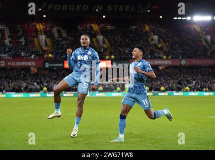 Leon Bailey (à gauche) d'Aston Villa célèbre avoir marqué le troisième but de leur équipe lors du match de Premier League à Bramall Lane, Sheffield. Date de la photo : Samedi 3 février 2024. Banque D'Images