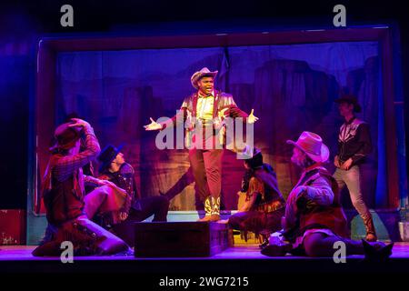 Centre : Tarinn Callender (Bronco Billy) dans BRONCO BILLY - LA COMÉDIE MUSICALE au Charing Cross Theatre, Londres WC2 31/01/2024 livre : Dennis Hackin musique et paroles : Chip Rosenbloom & John Torres décor : Amy Jane Cook costumes : Sarah Mercade éclairage : Nick Richings combat et intimité réalisateurs: Rachel Brown-Williams & Ruth Cooper-Brown chorégraphe : Alexzandra Sarmiento réalisateur : Hunter Bird Banque D'Images