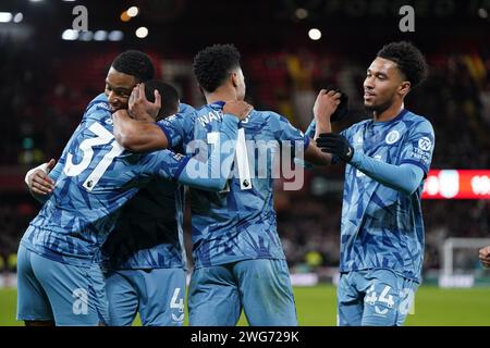 Leon Bailey d'Aston Villa (à gauche) célèbre avoir marqué le troisième but de leur équipe avec ses coéquipiers lors du match de Premier League à Bramall Lane, Sheffield. Date de la photo : Samedi 3 février 2024. Banque D'Images