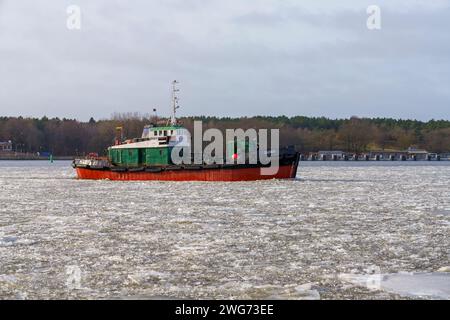 Bateau Banga dans la lagune de Curonian, Klaipėda Banque D'Images