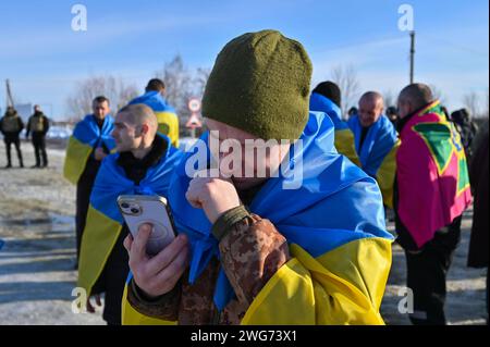 Anciens prisonniers de guerre ukrainiens enveloppés dans un drapeau ukrainien, suite à un échange de prisonniers anciens prisonniers de guerre ukrainiens enveloppés dans un drapeau ukrainien, suite à un échange de prisonniers, au milieu de l invasion militaire russe sur l Ukraine. La Russie et l'Ukraine ont échangé des centaines de prisonniers de guerre le 31 janvier, une semaine seulement après que Moscou eut déclaré que Kiev avait abattu un avion transportant des dizaines de soldats ukrainiens capturés. Le ministère russe de la Défense a déclaré que 195 de ses soldats avaient été libérés, tandis que le président ukrainien Volodymyr Zelensky a déclaré que 207 personnes - soldats et prisonniers - étaient rentrées en Ukraine. Photo par Banque D'Images