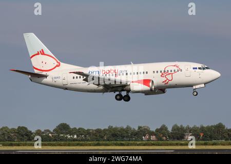 British bmi Baby Boeing 737-500 avec enregistrement G-BVKD en finale pour l'aéroport d'Amsterdam Schiphol Banque D'Images