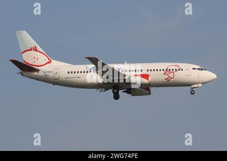 British bmi Baby Boeing 737-300 avec enregistrement G-TOYH en finale pour l'aéroport d'Amsterdam Schiphol Banque D'Images