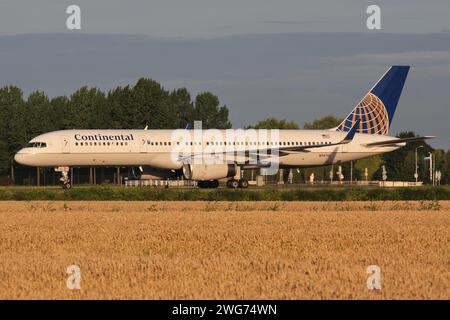 Continental Airlines Boeing 757-200 immatriculé N14115 roulant sur la voie V de l'aéroport d'Amsterdam Schiphol Banque D'Images