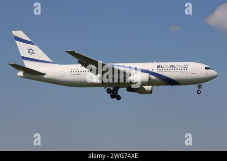 Boeing 767-200 israélien El Al avec immatriculation 4X-EAB en finale pour l'aéroport d'Amsterdam Schiphol Banque D'Images