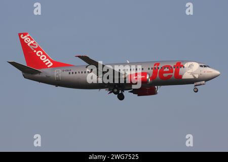 British Jet2 Boeing 737-300 avec immatriculation G-CELG en finale pour l'aéroport d'Amsterdam Schiphol Banque D'Images