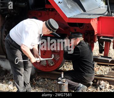 Loenen, pays-Bas 8 septembre 2019 deux volontaires effectuent l'inspection finale avant que cette locomotive à vapeur puisse partir Banque D'Images