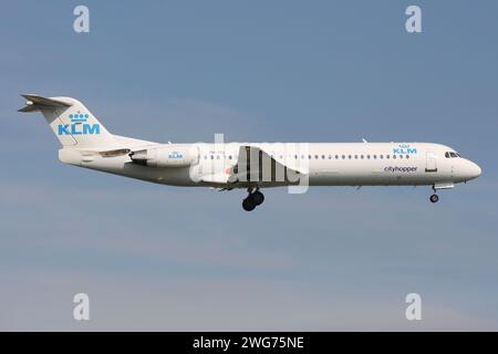 Néerlandais KLM Cityhopper Fokker 100 avec enregistrement pH-MJL en livrée blanche de base en finale pour l'aéroport d'Amsterdam Schiphol Banque D'Images