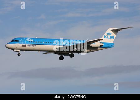 Néerlandais KLM Cityhopper Fokker 100 avec enregistrement pH-OFM en finale pour l'aéroport d'Amsterdam Schiphol Banque D'Images