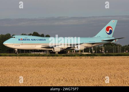 Korean Air Cargo Boeing 747-400F immatriculé HL7499 roulant sur la voie de circulation V de l'aéroport d'Amsterdam Schiphol Banque D'Images