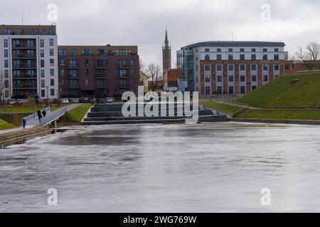 Étang de parc gelé dans le centre de Klaipeda, Lituanie Banque D'Images