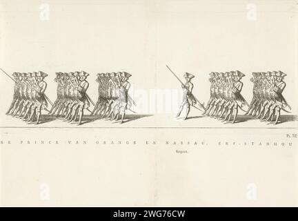 Garde du corps frison dans le cortège funéraire de la princesse Maria Louise, 1765, 1765 soldats imprimés de la Garde du corps frison. Marqué en bas à droite : pl. III Sur la feuille sous la plaque une partie du titre et la mention du sergent. Fait partie de la série de documents des funérailles de la princesse Maria Louise à Leeuwarden le 13 juin 1765. Cortège de gravure sur papier Leeuwarden, procession funéraire Leeuwarden Banque D'Images