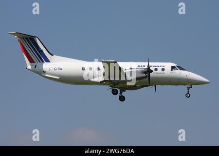 Embraer régional EMB-120 Brasilia en livrée Air France avec immatriculation F-GHIA en finale pour l'aéroport d'Amsterdam Schiphol Banque D'Images