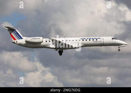 Embraer régional ERJ-145 en livrée Air France avec immatriculation F-GRGJ en finale pour l'aéroport d'Amsterdam Schiphol Banque D'Images