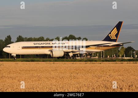 Singapore Airlines Boeing 777-200 immatriculé 9V-SVE roulant sur la voie de circulation V de l'aéroport d'Amsterdam Schiphol Banque D'Images