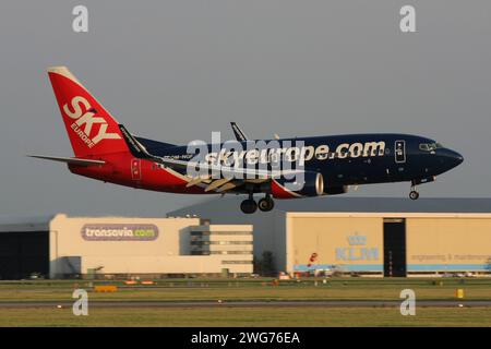 Le Boeing 737-700 slovaque SkyEurope immatriculé OM-NGF en finale pour l'aéroport d'Amsterdam Schiphol Banque D'Images