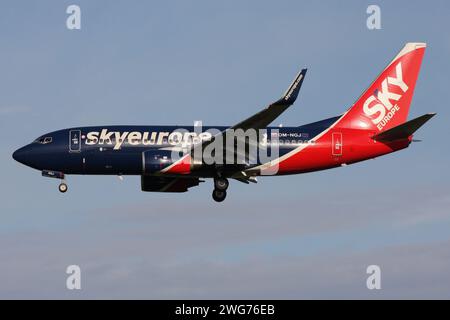 Le Boeing 737-700 slovaque SkyEurope immatriculé OM-NGJ en finale pour l'aéroport d'Amsterdam Schiphol Banque D'Images