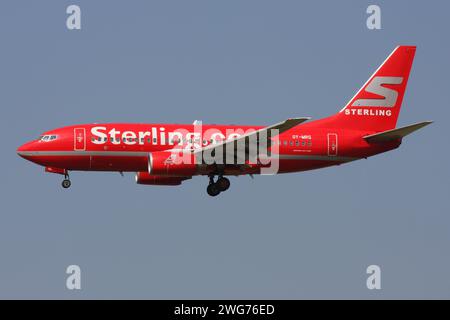 Boeing 737-700 Sterling danois avec immatriculation OY-MRG en finale pour l'aéroport d'Amsterdam Schiphol Banque D'Images