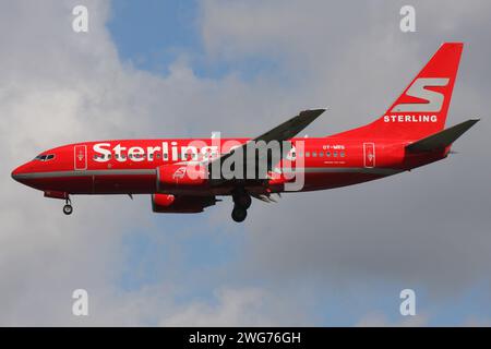 Boeing 737-700 Sterling danois avec immatriculation OY-MRG en finale pour l'aéroport d'Amsterdam Schiphol Banque D'Images