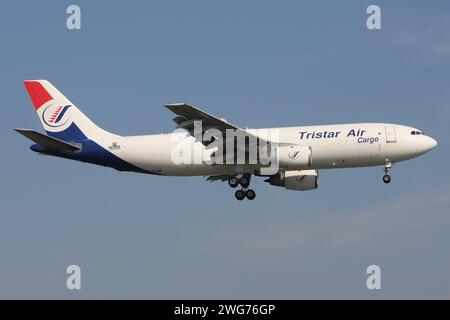 Schiphol, pays-Bas - 31 juillet 2008 : Airbus A300F Tristar Air égyptien avec immatriculation su-BMZ en finale pour l'aéroport d'Amsterdam Schiphol Banque D'Images