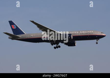 United Airlines Boeing 777-200 avec immatriculation N229UA en finale pour l'aéroport d'Amsterdam Schiphol Banque D'Images