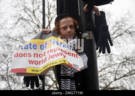 Londres, Royaume-Uni. 3 février 2024. Pro Palestine marche à travers Londres. Neturei Karta est un groupe religieux marginal de Juifs haredi. Il est un opposant actif au sionisme et préconise un «démantèlement pacifique» de l'Etat d'Israël sous la conviction qu'il est strictement interdit au peuple juif de rétablir la souveraineté sur la Terre d'Israël jusqu'à l'arrivée de la Messie. Crédit : JOHNNY ARMSTEAD/Alamy Live News Banque D'Images