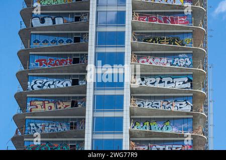 2 février 2024 : pendant plusieurs nuits, à partir du mardi 30 janvier 2024, environ une douzaine de traceurs ont envahi l'Oceanwide Plaza, une place de 1 milliards de dollars, dans le centre-ville de Los Angeles, couvrant les trois tours de graffiti. La police a cité de nombreuses personnes et en aurait arrêté deux. La construction du complexe à usage mixte à l'angle de la rue S. Figueroa et de la 11e rue W. s'est arrêtée en 2019 lorsque le financement s'est épuisé. Banque D'Images