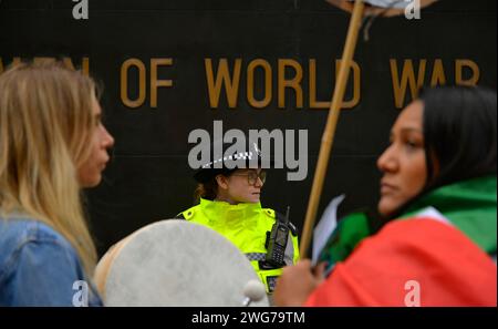 Londres, Royaume-Uni. 03 février 2024. Une policière regarde alors que les manifestants se rassemblent le long de Whitehall pendant la Marche nationale pour la Palestine dans le centre de Londres. Samedi 4 février 2024. Crédit : Mark York/Alamy Live News Banque D'Images