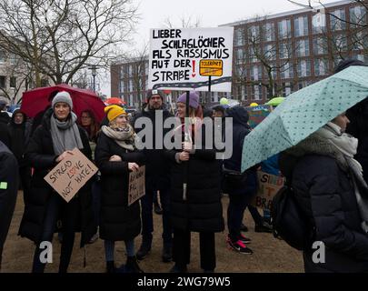 Manifestation anti-AFD à Krefeld BEI einer manifestation gegen die AfD à Krefeld fanden sich BEI Regenwetter ca. 10,000 Menschen ein. Die unterschiedlichsten Gruppen protestierten gemeinsam gegen die AfD. Von Mitgliedern der Union, von Türkischen und Islamischen Vereinen über Parteien wie CDU, SPD, FDP, Die Linke und der Katholischen Arbeitnehmer Bewegung bis Hin zu den Evangelischen Kirchenkreisen. Außerdem nahmen große Teile der Zivilbevölkerung teil. Krefeld Deutschland Nordrhein-Westfalen / NRW *** manifestation anti-AFD à Krefeld environ 10 000 personnes ont participé à une manifestation Banque D'Images