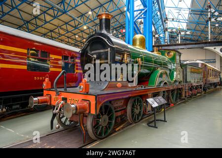 South Eastern and Chatham Railway D Class Steam Locomotive No 737, Great Hall, National Railway Museum, York, Angleterre. Conçu par Henry Wainwright. Banque D'Images