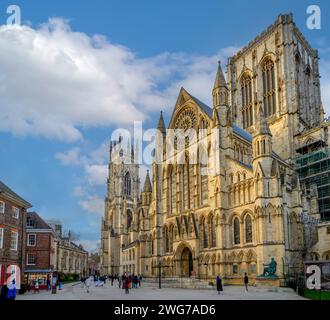 Minster Yard, York Minster. La façade sud de York Minster, York, Angleterre, Royaume-Uni Banque D'Images