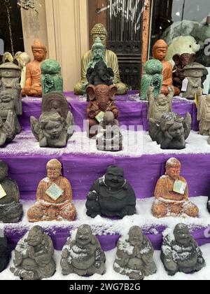 Sitting Buddhas et autres figurines à vendre devant un magasin dans le quartier Park Slope de Brooklyn, New York. Banque D'Images