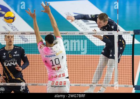 Vérone, Italie. 03 février 2024. Spike de Rok Mozic de Rana Verona lors du match entre Rana Verona et Pallavolo Padova, saison régulière du Championnat d'Italie de volleyball SuperLega 2023/2024, au Pala AGSM-AIM à Vérone, Italie le 03 février 2023. Crédit : Agence photo indépendante/Alamy Live News Banque D'Images