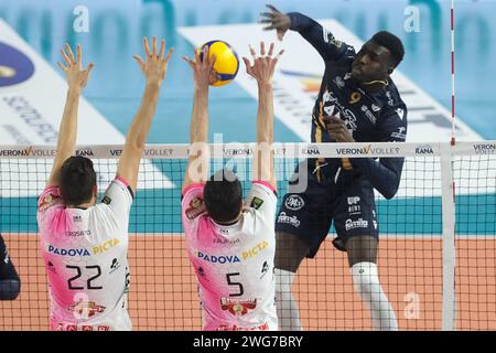 Vérone, Italie. 03 février 2024. Spike de Noumory Keita de Rana Verona lors du match entre Rana Verona et Pallavolo Padova, saison régulière du Championnat d'Italie SuperLega 2023/2024, au Pala AGSM-AIM à Vérone, Italie, le 03 février 2023. Crédit : Agence photo indépendante/Alamy Live News Banque D'Images