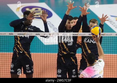 Vérone, Italie. 03 février 2024. Bloc d'Aleks Grozdanov de Rana Verona lors du match entre Rana Verona et Pallavolo Padova, saison régulière du Championnat d'Italie SuperLega 2023/2024, à Pala AGSM-AIM à Vérone, Italie le 03 février 2023. Crédit : Agence photo indépendante/Alamy Live News Banque D'Images