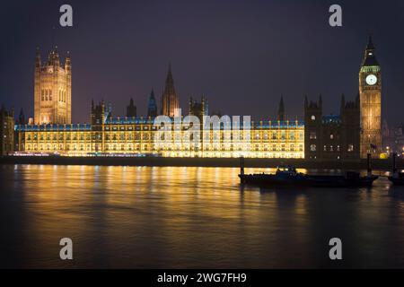 LONDRES, Royaume-Uni - 11 novembre 2003. Palais de Westminster, les chambres du Parlement et Big Ben la nuit vue de la Tamise, Londres, Royaume-Uni Banque D'Images