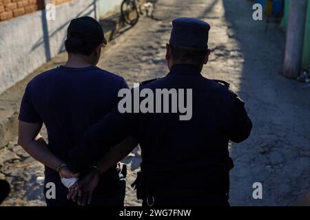 San Salvador, El Salvador. 03 février 2024. Un homme agite un drapeau représentant le président salvadorien Nayib Bukele, à San Savador. Dimanche, El Salvador se rendra aux urnes alors que le président salvadorien Nayib Bukele tente de se réélire malgré les interdictions constitutionnelles. (Photo Camilo Freedman/SOPA Images/Sipa USA) crédit : SIPA USA/Alamy Live News Banque D'Images