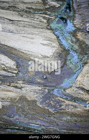 Formations rocheuses naturellement striées avec des traces d'eau acide bleu-vert dans la région de Rio Tinto Banque D'Images