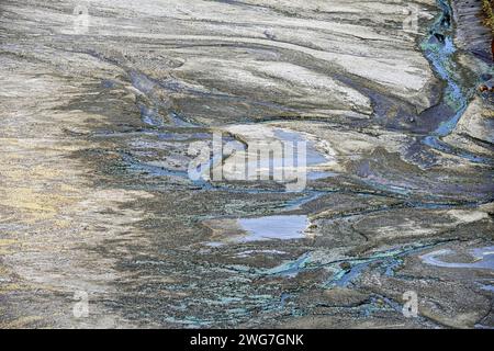 Formations rocheuses naturellement striées avec des traces d'eau acide bleu-vert dans la région de Rio Tinto Banque D'Images