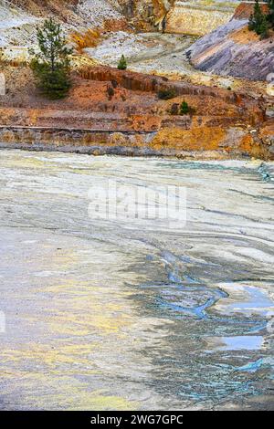 Formations rocheuses naturellement striées avec des traces d'eau acide bleu-vert dans la région de Rio Tinto Banque D'Images